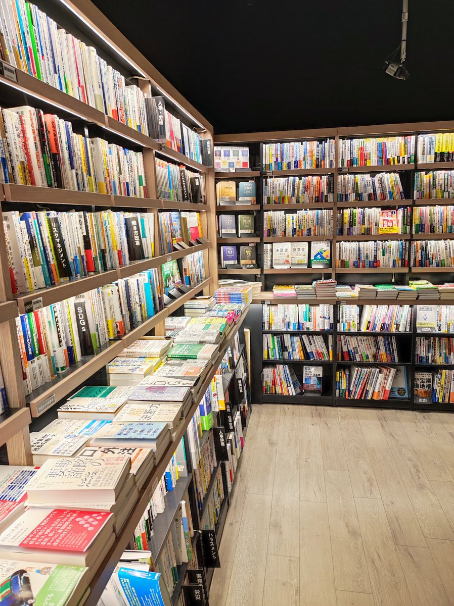 rsci_MT's tweet photo. The beauty of a Japanese book store https://t.co/lWAwYv5S4Y