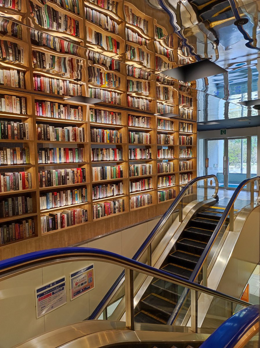 rsci_MT's tweet photo. The beauty of a Japanese book store https://t.co/lWAwYv5S4Y
