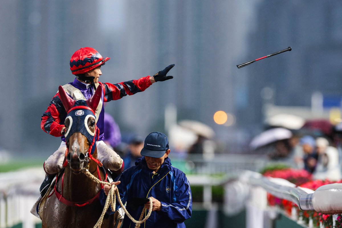 Now THAT is a souvenir! 😍 @AlexisBadel | #HKracing