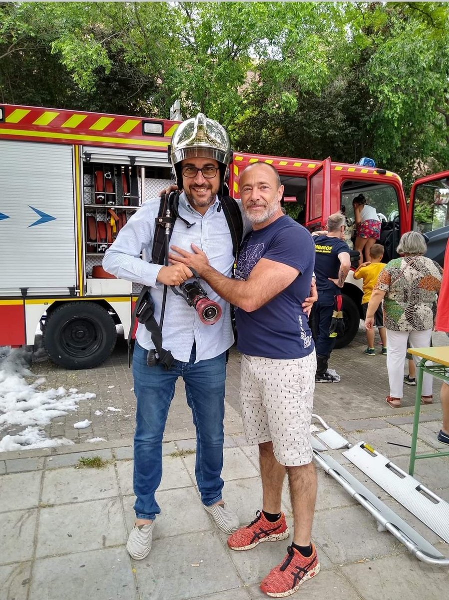 CuestaPajas's tweet photo. @bomberosinforma es ilegal y está muy feo entrar en recintos del @AytoPinto sin permiso. Sera el exceso de confianza de entrar en el despacho del exalcalde y el compadreo con @pacomagord 
Pregunta a @diegortizpsoe y su concejalillo bilingüe sobre los coches porque los compro el https://t.co/VKU18fotiI