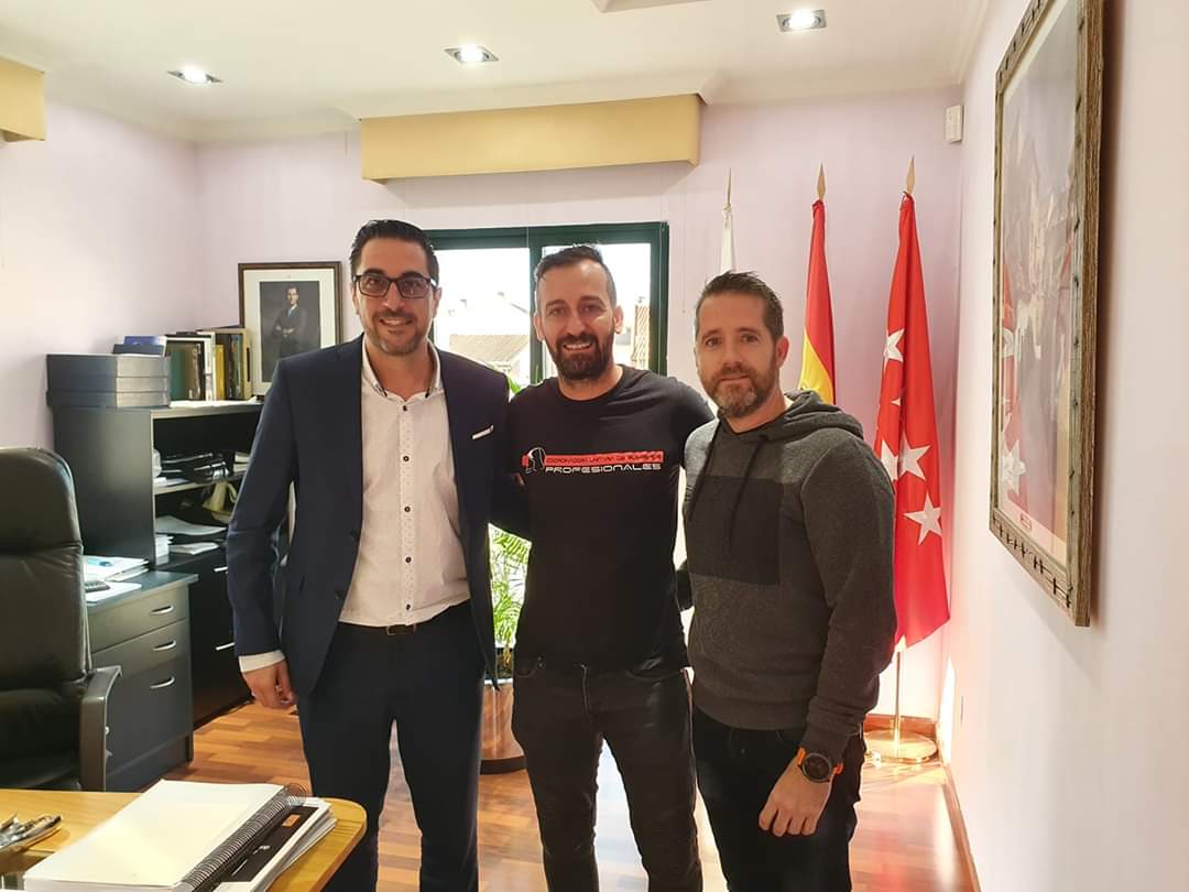 CuestaPajas's tweet photo. @bomberosinforma es ilegal y está muy feo entrar en recintos del @AytoPinto sin permiso. Sera el exceso de confianza de entrar en el despacho del exalcalde y el compadreo con @pacomagord 
Pregunta a @diegortizpsoe y su concejalillo bilingüe sobre los coches porque los compro el https://t.co/VKU18fotiI