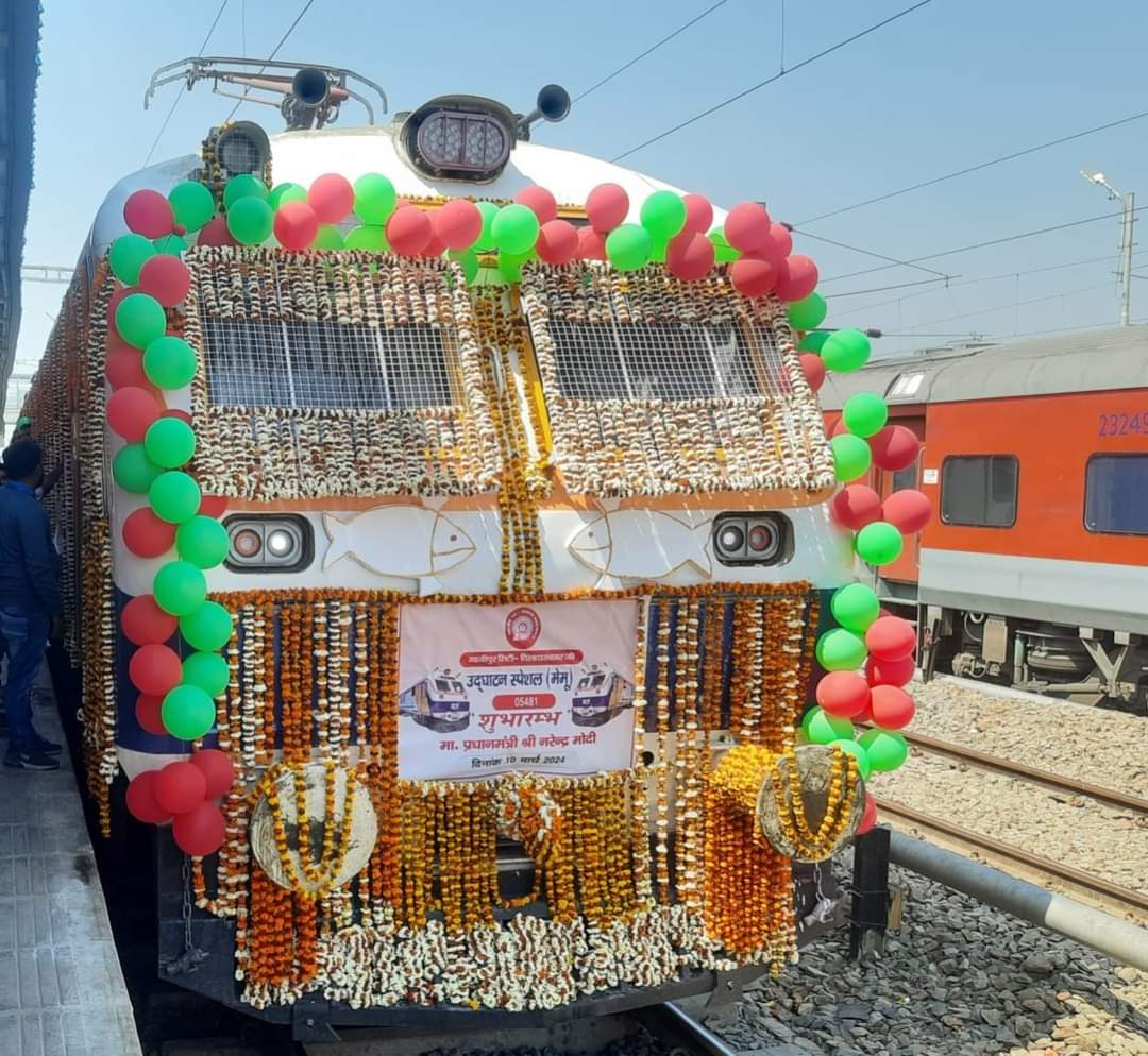 AbhinavSinhabjp's tweet photo. सिटी रेलवे स्टेशन पर गाजीपुर जनपद की बहुप्रतीक्षित योजना 1766 करोड़ से अधिक की लागत से गंगा नदी पर रेल सह रोड पूल सहित गाजीपुर ताड़ीघाट नई रेल लाइन के लोकार्पण समेत गाजीपुर से दिलदारनगर जं. को नई ट्रेन का उद्घाटन आ. प्रधानमंत्री श्री @narendramodi जी के द्वारा सम्पन्न हुआ। https://t.co/kqXdGeqOKj