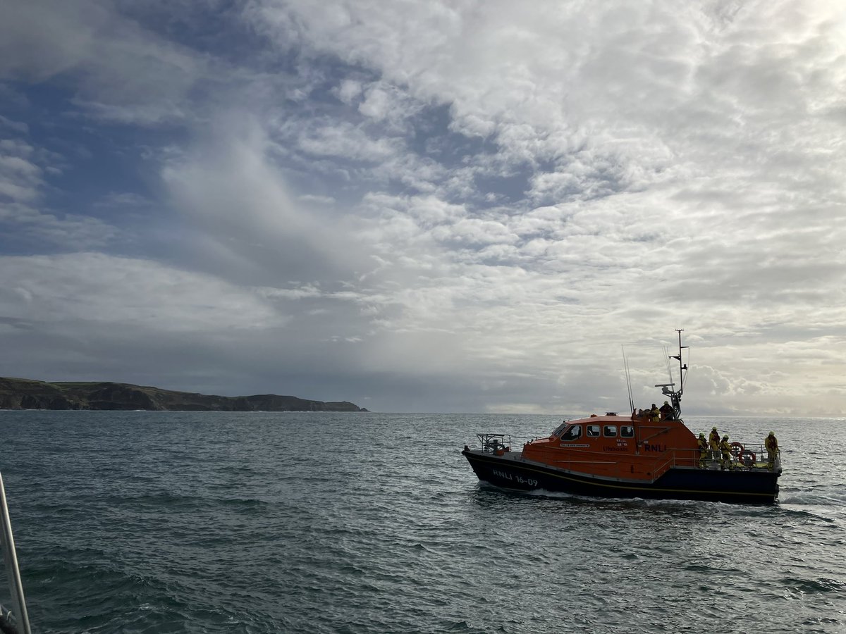 A great visit to @Salcombeharbour with plenty of keen young visitors. Now a morning of exercising with the @RNLISalcombe. A good navy day!