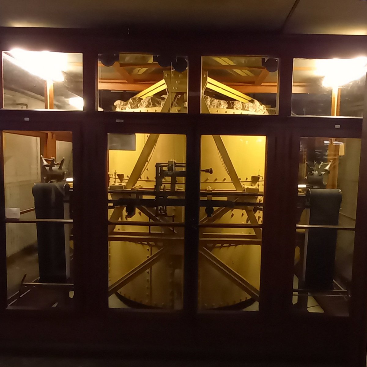 jack_seismology's tweet photo. For 120 years, a sensitive giant in the forests of Göttingen has been listening. This 17 tonne Wiechert seismograph resides in the historic seismological observatory in Göttingen, Germany. It heard the 1906 San Francisco earthquake and is still in operation! https://t.co/1OUxynrHYN