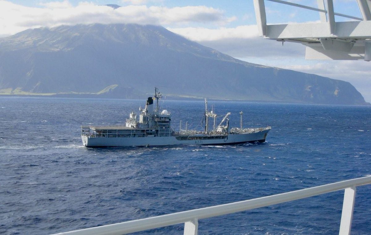 OTD 16 years ago #RoyalFleetAuxiliary GOLD ROVER preparing to RAS(F) @RFALymeBay off Tristan da Cuhna 🇹🇦 #GOLDROVERover