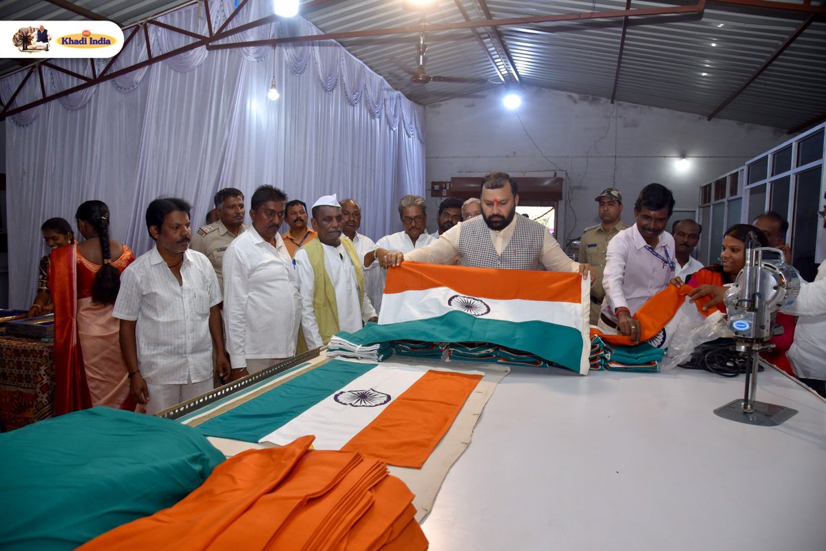 ManojGoelBJP's tweet photo. Artisans and weavers involved in the production of the National Flag, are doing a commendable job. The significance of such contributions in upholding national pride and symbolizing the spirit of unity and patroitism is beyond words. 

#VocalforLocal
#MakeinIndia
#MyKhadiMyPride
#ModiHaiNaa
#ModiForPM2024
#ModiKiGuarantee
#ViksitBharatSankalpYatra
#PMModi
#NarendraModi 
#TeesriBaarModiSarkar
#NationalFlag
#Tiranga