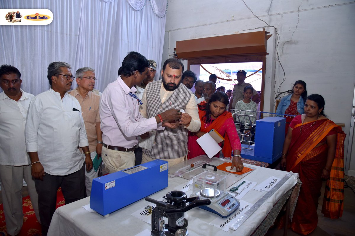 ManojGoelBJP's tweet photo. Artisans and weavers involved in the production of the National Flag, are doing a commendable job. The significance of such contributions in upholding national pride and symbolizing the spirit of unity and patroitism is beyond words. 

#VocalforLocal
#MakeinIndia
#MyKhadiMyPride
#ModiHaiNaa
#ModiForPM2024
#ModiKiGuarantee
#ViksitBharatSankalpYatra
#PMModi
#NarendraModi 
#TeesriBaarModiSarkar
#NationalFlag
#Tiranga