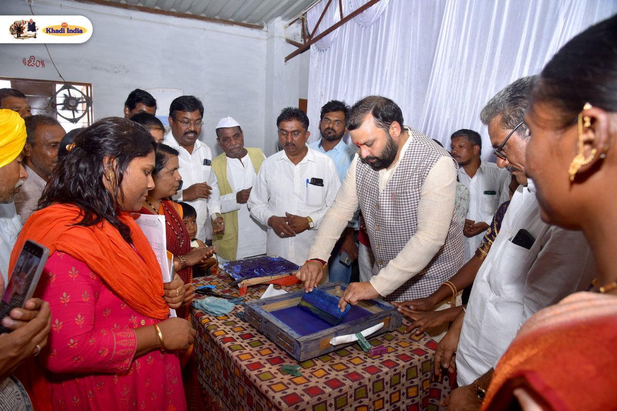 ManojGoelBJP's tweet photo. Artisans and weavers involved in the production of the National Flag, are doing a commendable job. The significance of such contributions in upholding national pride and symbolizing the spirit of unity and patroitism is beyond words. 

#VocalforLocal
#MakeinIndia
#MyKhadiMyPride
#ModiHaiNaa
#ModiForPM2024
#ModiKiGuarantee
#ViksitBharatSankalpYatra
#PMModi
#NarendraModi 
#TeesriBaarModiSarkar
#NationalFlag
#Tiranga
