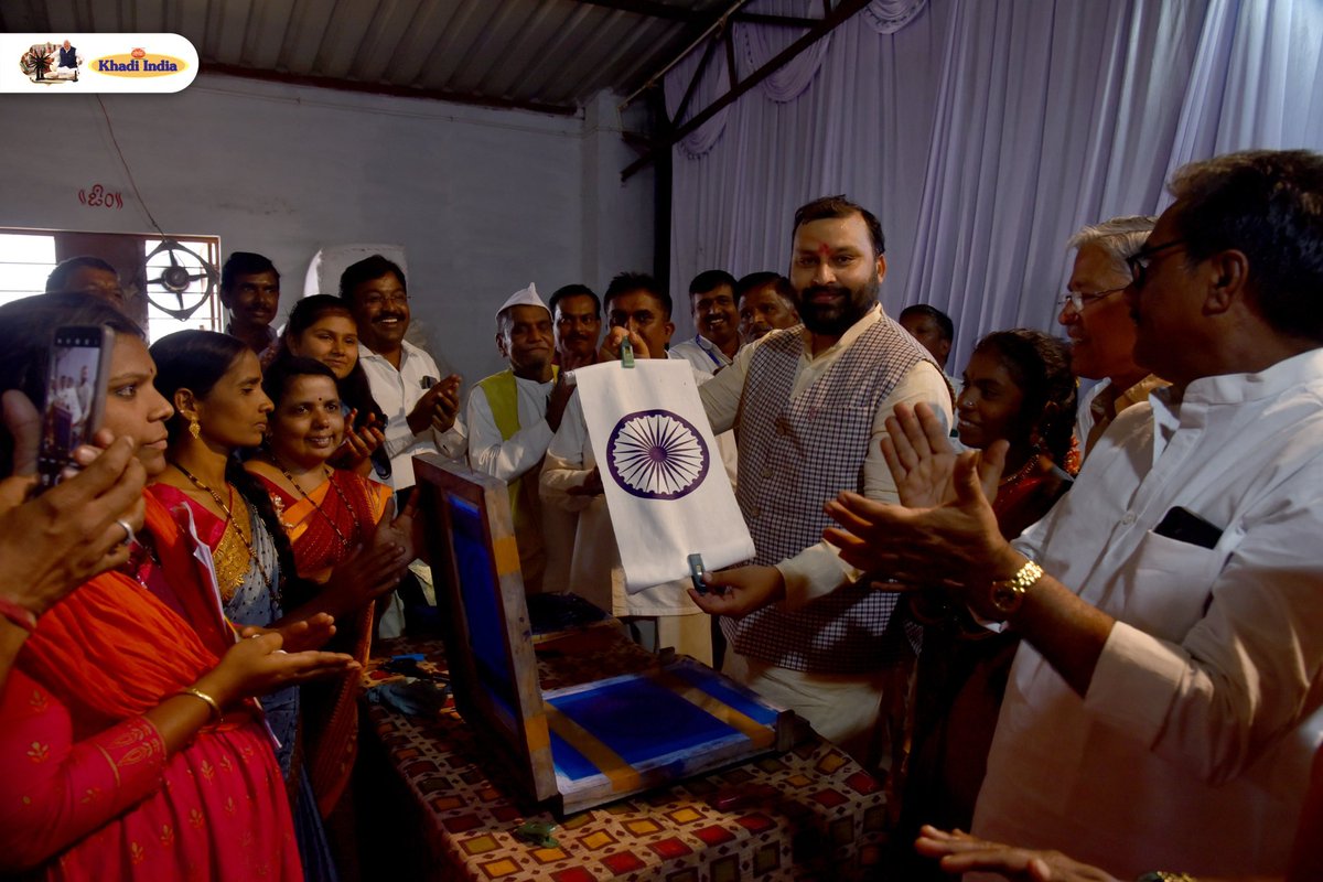 ManojGoelBJP's tweet photo. Artisans and weavers involved in the production of the National Flag, are doing a commendable job. The significance of such contributions in upholding national pride and symbolizing the spirit of unity and patroitism is beyond words. 

#VocalforLocal
#MakeinIndia
#MyKhadiMyPride
#ModiHaiNaa
#ModiForPM2024
#ModiKiGuarantee
#ViksitBharatSankalpYatra
#PMModi
#NarendraModi 
#TeesriBaarModiSarkar
#NationalFlag
#Tiranga