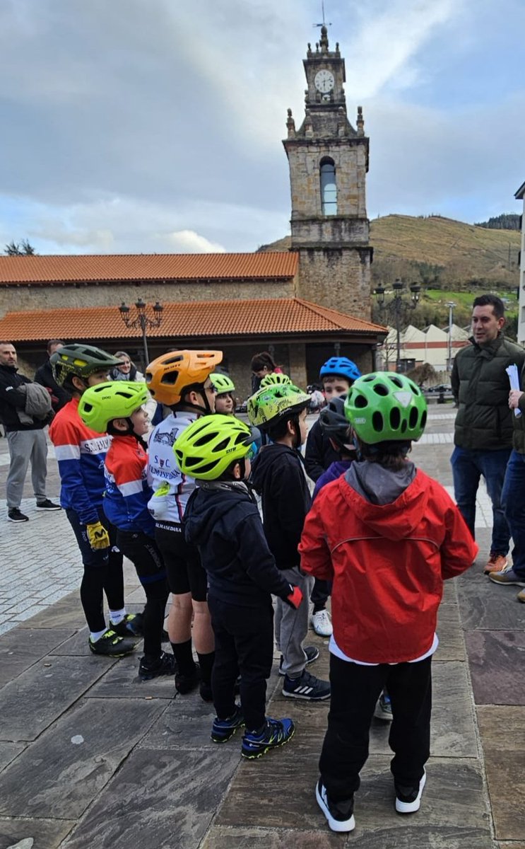 BalmasedanaSC's tweet photo. Antes del entrenamiento del viernes tuvimos la suerte de contar con la visita de @ibaibalma auxiliar del @Movistar_Team que les trajo unos cuantos regalo en forma de bidones 🍼👏🏽.

Eskerrik asko Ibai por poner una sonrisa en el rostro de todos ellos. 💙 https://t.co/iFCdWh07gE
