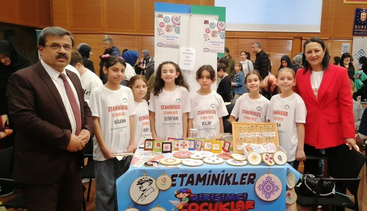 yildirimilcemem's tweet photo. İlçe Milli Eğitim Müdürümüz Mustafa SEVİNÇ Bursa İl Milli Eğitim Müdürlüğü Ar-Ge Birimi tarafından yürütülen "Girişimci Çocuklar Fuarda" ve "Çocuk Girişimci Zirvesi" etkinlikleri kapsamında fuarda yer alan okullarımızı ziyaret etti.
@msvnc64 
@bursailmemarge https://t.co/5B1GjbFtJI