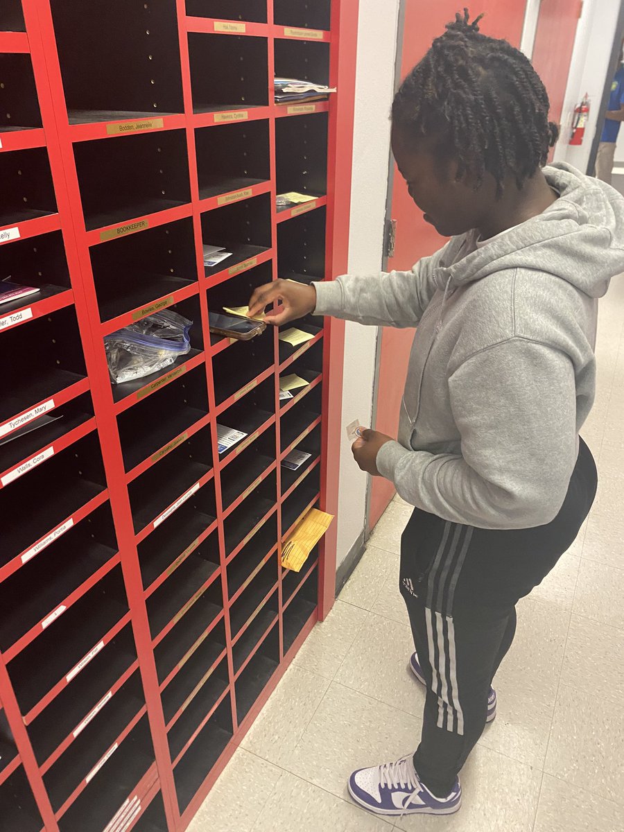 rantsbyR3N1's tweet image. DBHS SPEAK OUT PRESIDENT ORLISIA SANDS SPREADING AWARENESS TO TEACHERS!!
#DBHSExperience #DBHS