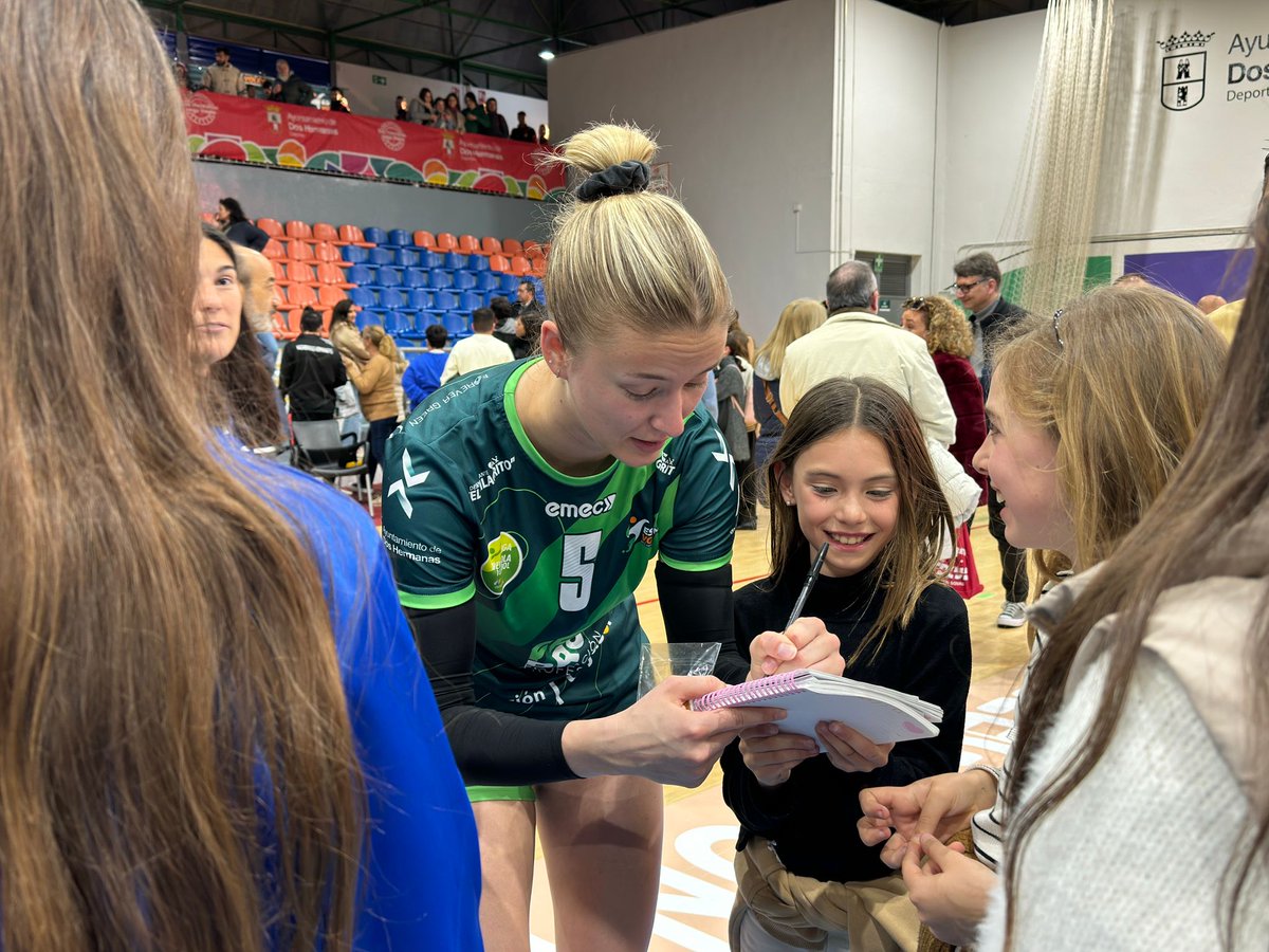 CAVEsquimo's tweet photo. Si bonito es disfrutar de un partido de voleibol con 800 personas en la grada, más bonito es lo que vivimos al finalizar cada uno de nuestros encuentros. GRACIAS!! #SomosEsquimo #SomosPro #Deportefemenino #DosHermanas #EsquimoAvanza #Aficion https://t.co/lyCwbKTYO9