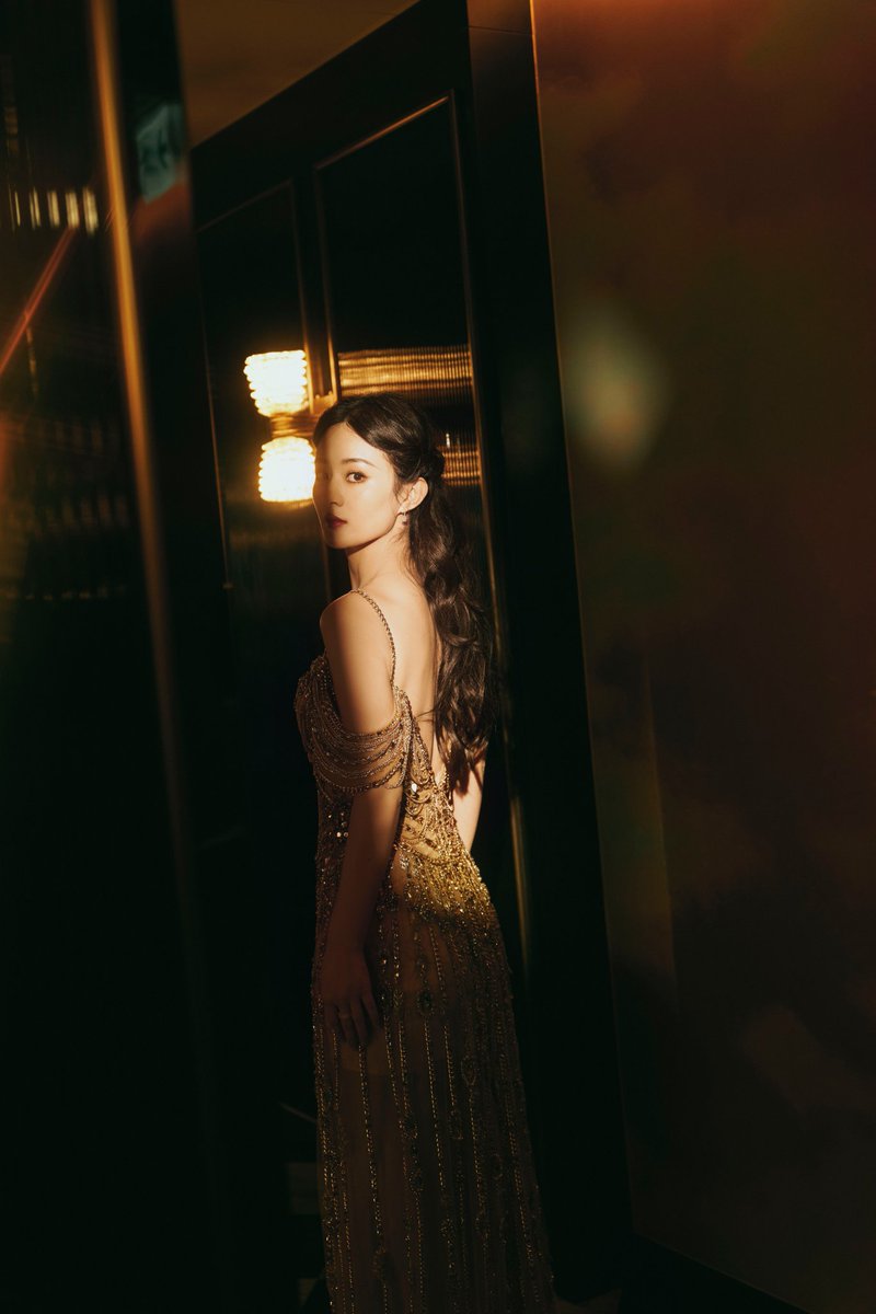 firefly_anna05's tweet photo. Dazzling in gold 
#ZhaoLiying https://t.co/VAiFf6jLHb