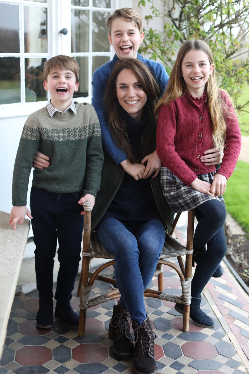 Princess Catherine has given us the best gift to mark the Mother’s Day! A new pic with her children taken by William earlier this week! #PrincessofWales #PrincessCatherine