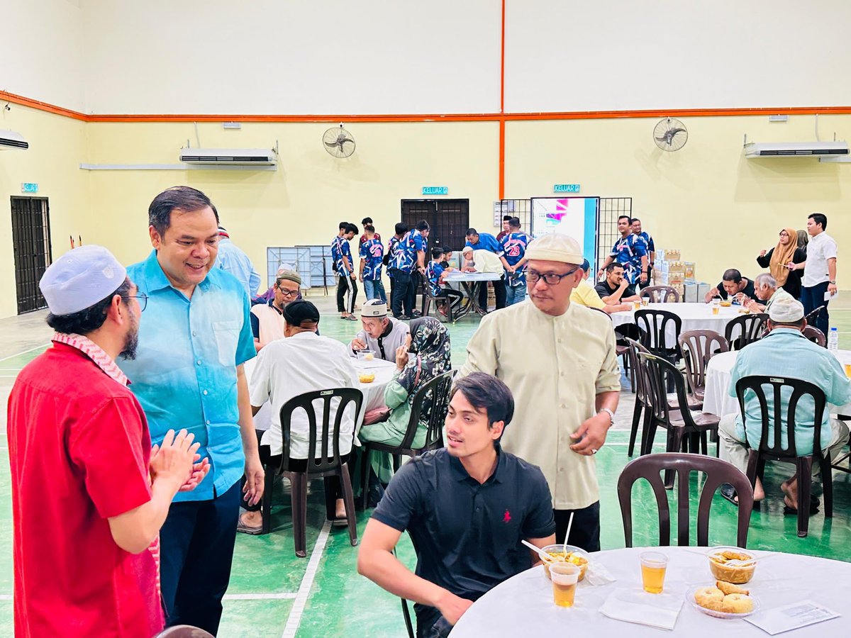 JohanAbdAziz's tweet photo. Majlis Penyampaian Sumbangan Ramadhan kepada Masjid dan Surau yang terdapat di dalam DUN Dusun Tua telah diadakan di Dewan Orang Ramai, Taman Sri Nanding.

Semoga sumbangan ini sedikit sebanyak dapat membantu persiapan di dalam menyambut bulan Ramadhan yang bakal tiba bagi setiap Masjid dan Surau; insya Allah