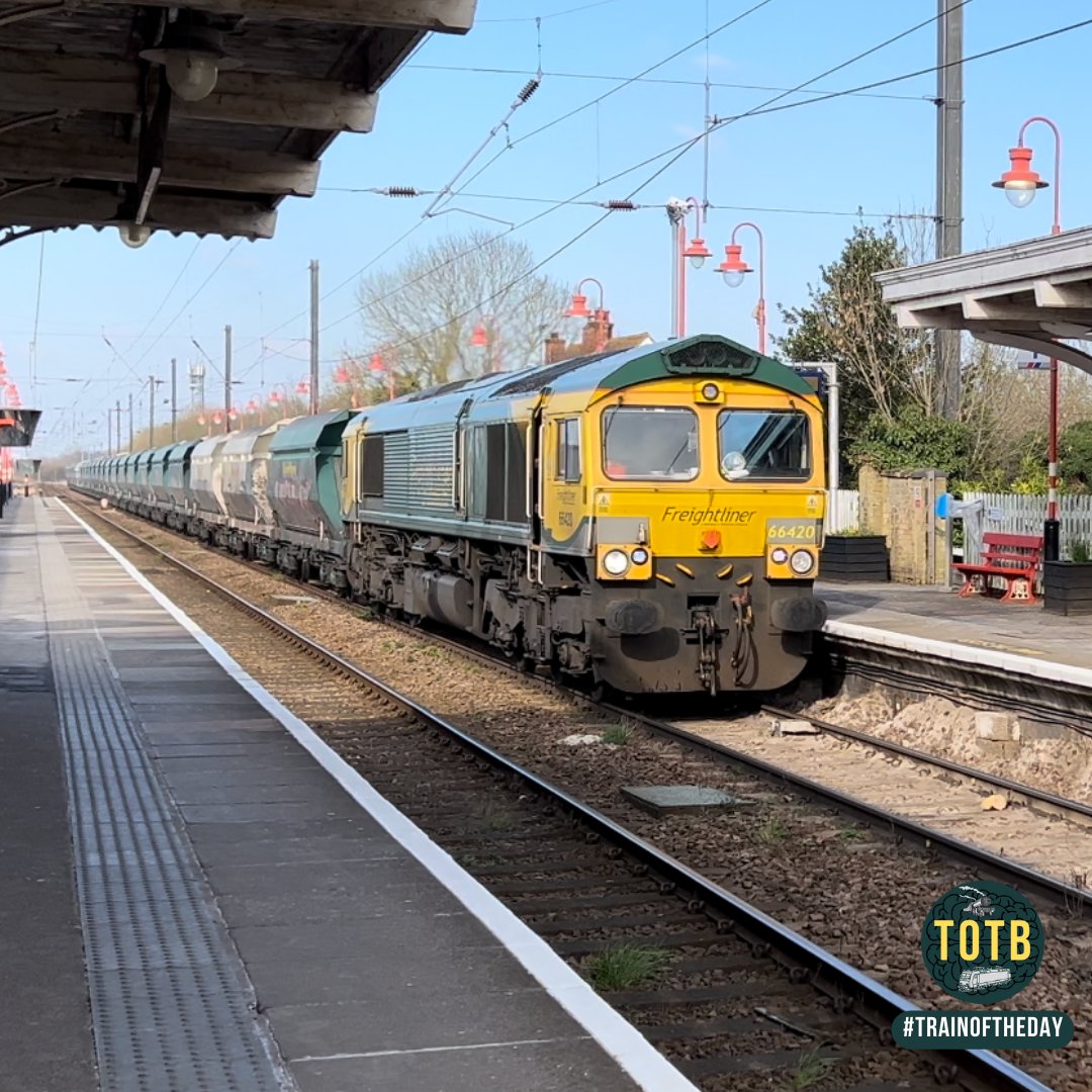 🚆 Here’s 66420 barreling through the delightfully NSE restored Downham Market station.

🟢 Originally part of a DRS order, this Freightliner example was travelling from Middleton Towers to Crewe with a minerals load.

⭐️ 13/10 - Green with envy.

#trainoftheday #totb #class66