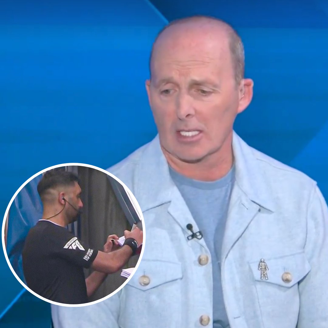 FootbalIhub's tweet photo. 🚨 Mike Dean rips into Premier League referee Sunny Singh Gill on his debut for signing autographs at half-time: 

🗣️“Maybe when you’re warming up before the game but not at halftime when you’ve got a game to do. It’s just 𝗯𝗮𝗻𝗴 𝗼𝘂𝘁 𝗼𝗳 𝗼𝗿𝗱𝗲𝗿.” https://t.co/Ndeja3XEWG