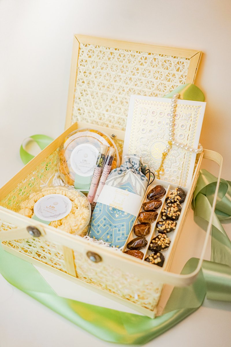 Halo temen-temen, aku jual Eid Hampers. Dari yg aesthetic sampe yg colorfull gemesh biar anti mainstream juga ada. Dan bisa custom hampers juga. Yang mau tanya-tanya dulu boleh banget, hampers nya start 200an aja 😁