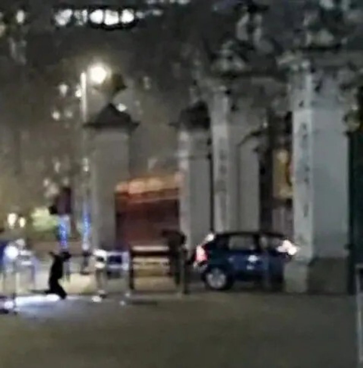 🚨🚨🚨A car rammed the Front Entrance of Buckingham Palace!!!!!! 🚨🚨🚨
#KingCharlesIII #QueenCamilla #PrincessofWales #Catherine #CatherineIsQueen #PrinceWilliam 

📢📢📢<Officers swooped after the vehicle rammed into the main entrance gates of the royal residence in…