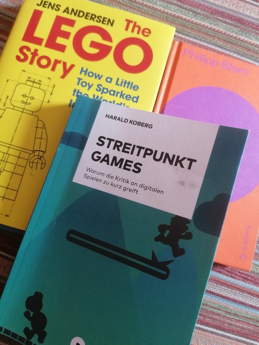 Sonntäglicher Lesehaufen. Danke <a href="/DerKoberg/">Harald Kolberg @derkoberg.bsky.social</a> für die Signatur. Das liest sich bisher sehr angenehm. Ein Empfehlung für Menschen, die Games und Spielende besser verstehen wollen.