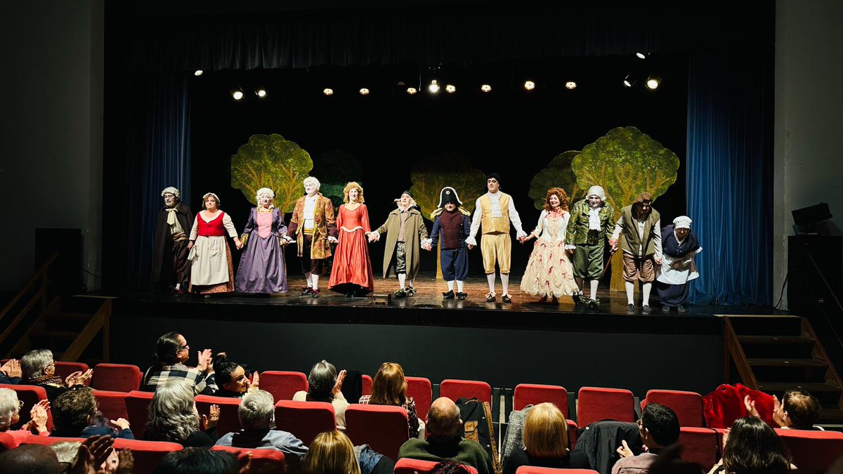 E grup teatral Mora d'Ebre omple la La Llanterna teatre amb L'Avar de Molière. Moltes gràcies a tot el públic que vau venir a veure'ns.
#moradebre <a href="/Ajmoradebre/">Móra d'Ebre</a>