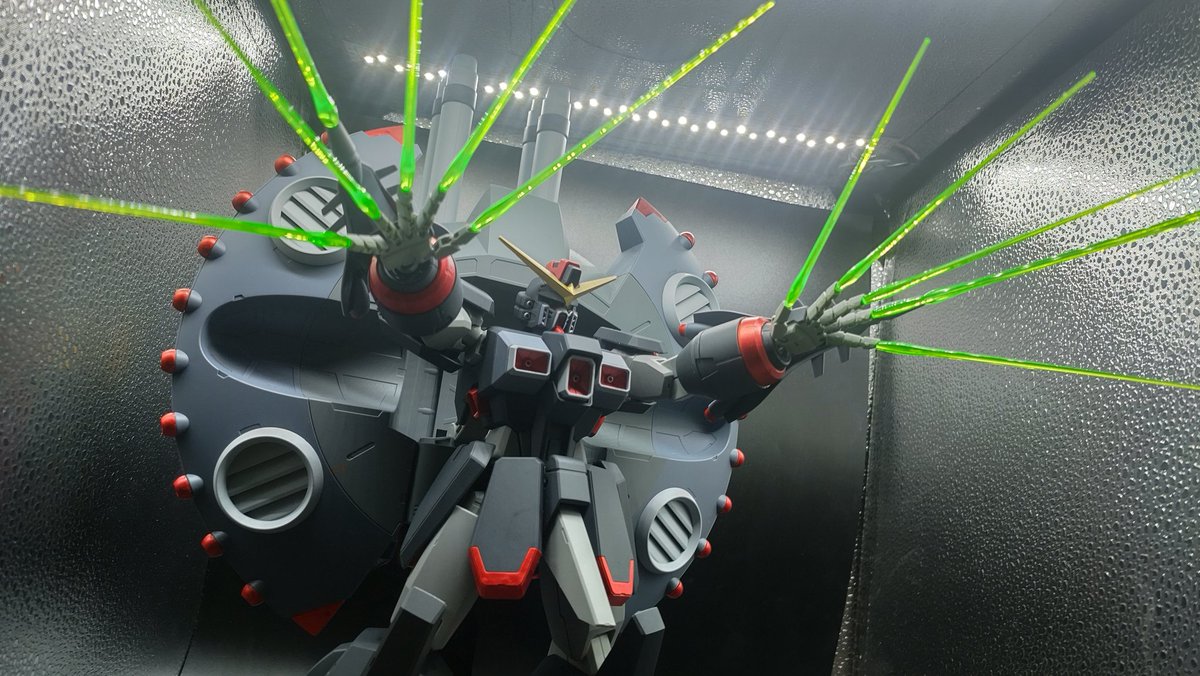 デストロイガンダム完成〜あまりの大きさに撮影ブースにギリギリ入るか入らないかでした。プラモ化してくれてホント感謝。 