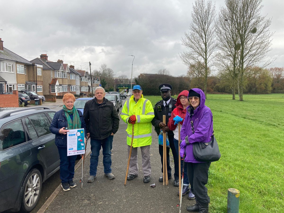 Great to see community & police working together to keep open spaces safe & help raise awareness of important topics such as #LookCloser! A big thank you to everyone who attended our Community Weapon sweep & special thanks to @MPSManor for assisting! @childrensociety #mylocalmet