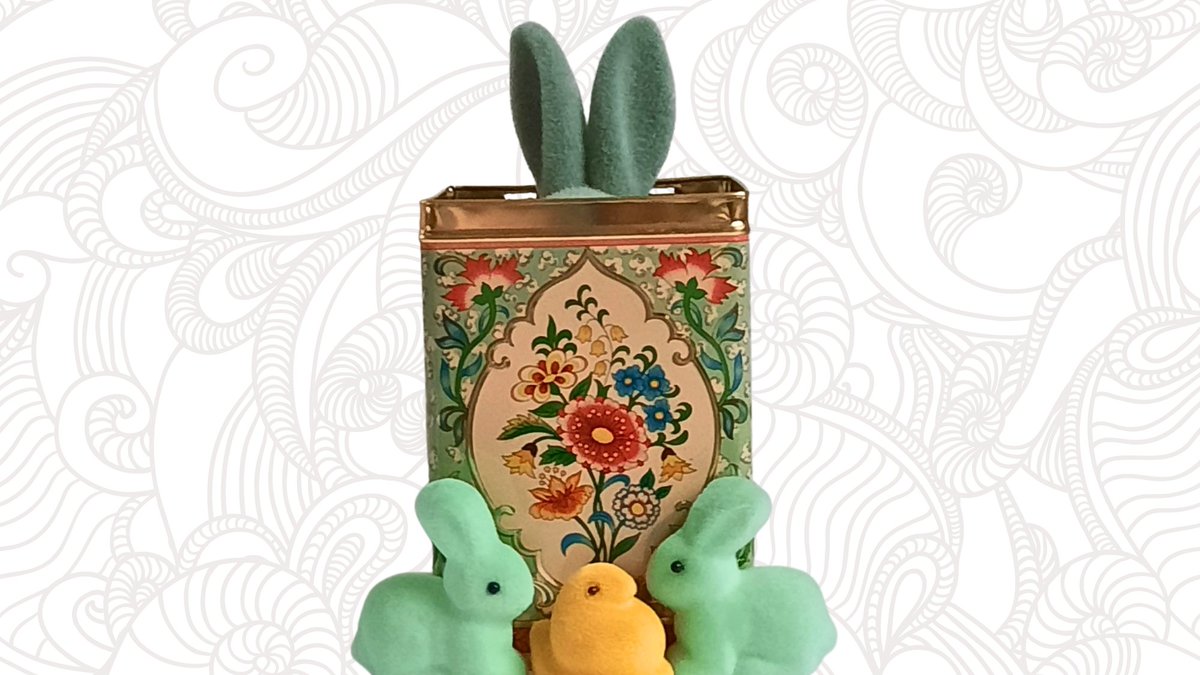 SwirlingOrange1's tweet photo. Vintage #Daher #StorageTin with a multi-color floral pattern with some #New #Friends kitschy flocked bunnies and peeps sneak peek or @swirlingorange11 on etsy #SMILEtt23 #Spring #EtsyTeamUnity see me on bsky social #SwirlingO11 #TurnYourClockAHEAD https://t.co/sAX9GnE77m