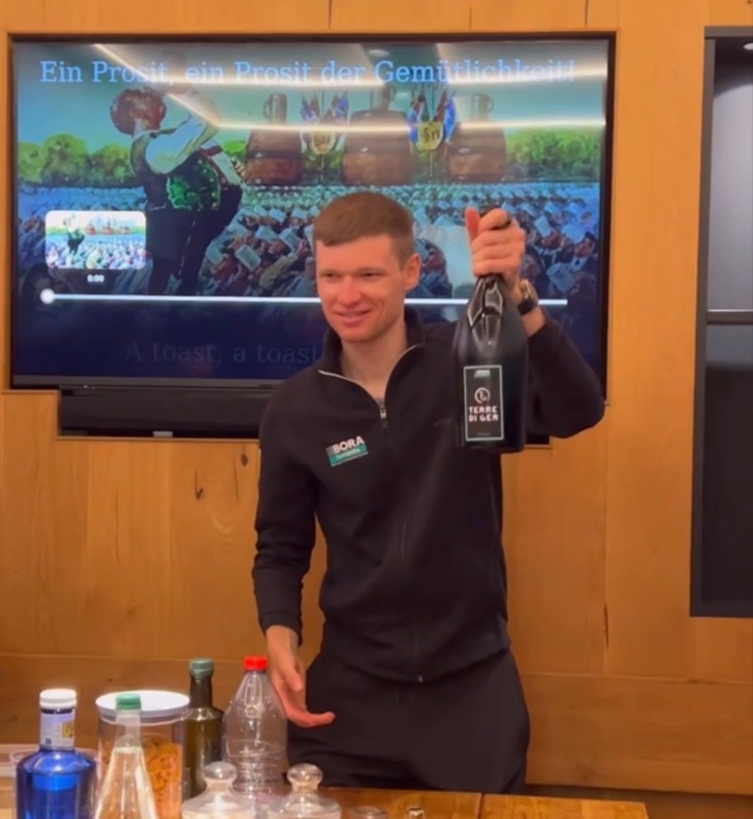 TerrediGer's tweet photo. And we cheer the special win at Paris-Nice.
Nice to see Alecks smiling 
@ale_vlasov @BORAhansgrohe #ParisNice https://t.co/2hPOmy8hXu