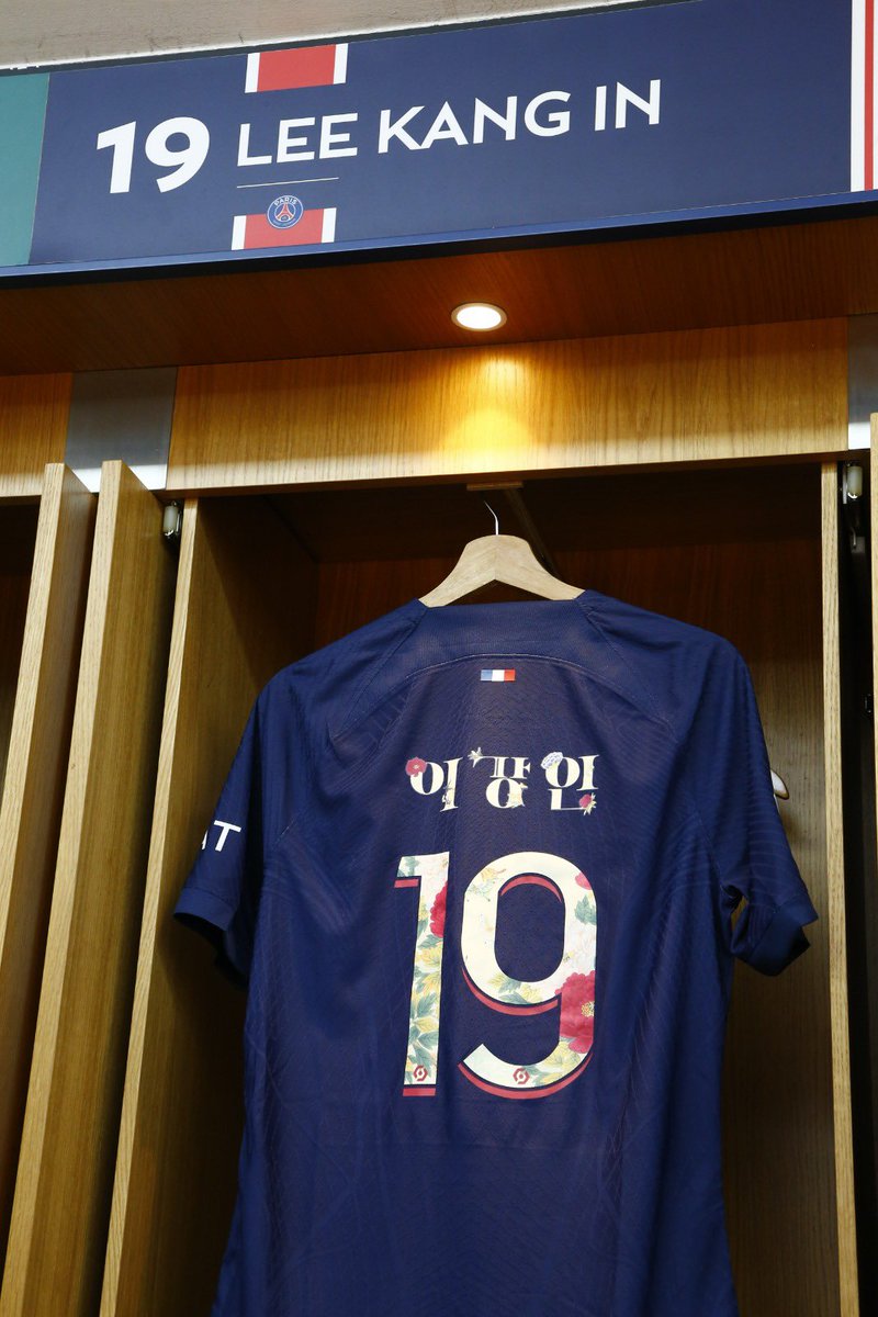PSG_KR's tweet photo. 1️⃣9️⃣❤️💙

#PSGSDR #Ligue1 https://t.co/fMst6jhCH0