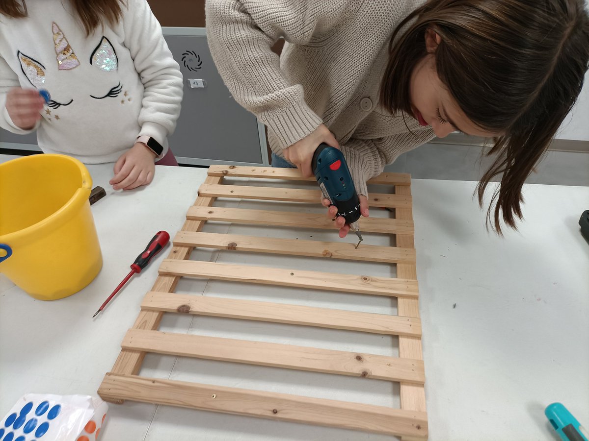 Hoy en el club de animación hemos realizado unas olimpiadas de tareas del hogar.Ha sido una divertida mañana en la que,por equipos, las niñas y los niños han realizado pruebas de barrer,fregar,hacer la compra,tenderla ropa,poner tornillos, doblar ropa, coser y hacer la cama.