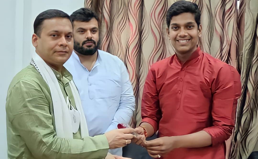Both accused of the Gang rape in IIT-BHU, Kunal Pandey and Saksham Patel from BJP IT cell with their boss BJP IT cell head @amitmalviya.