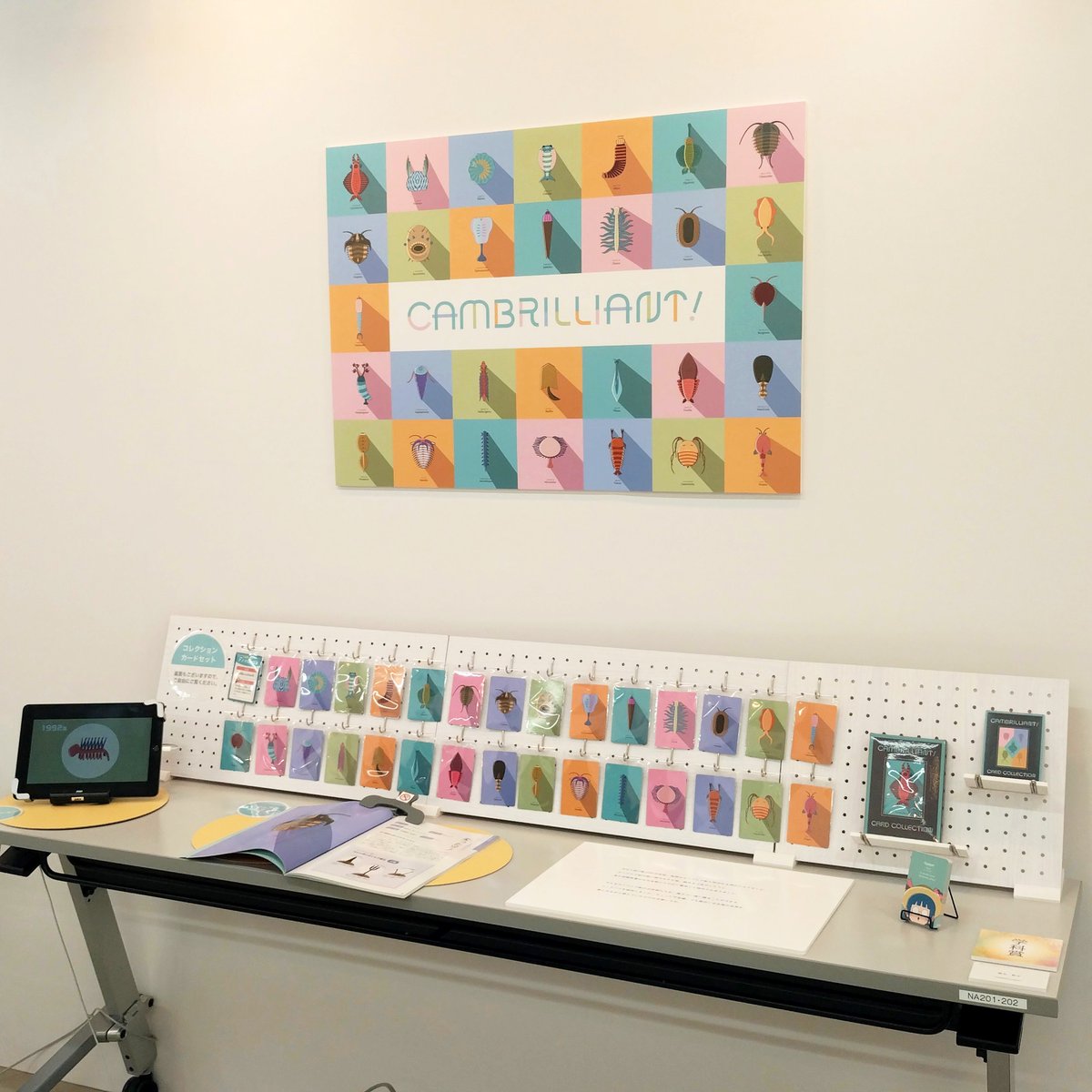 kiaida_oyoyo's tweet photo. 卒業制作【CAMBRILLIANT！】🔎ˊ˗

人間館2階のグラフィックデザインコースの部屋で本日より展示しております！大変ありがたいことに学科賞を受賞しました、もし宜しければ卒制展会期中にご観覧ください🙇
#京都芸術大学 #グラフィックデザインコース https://t.co/lwcRHE0qfY