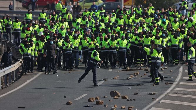laviincompae's tweet photo. Por lo que sea la huelga de Acerinox, que empezó hace más de un mes y concentra a miles de trabajadores, no está teniendo tanta cobertura mediática como los dos días y medio que duraron las tractoradas de un puñado de cortijeros y señoricos. https://t.co/kI3ATKWPFG
