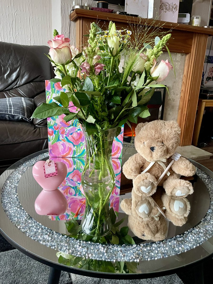 lisastanleysing's tweet photo. Getting spoiled for Mother’s Day 💕💐..happy Mother’s Day to all the mums out there, especially my own mum who’s celebrating in Heaven ❤️ https://t.co/d5EroisjzD