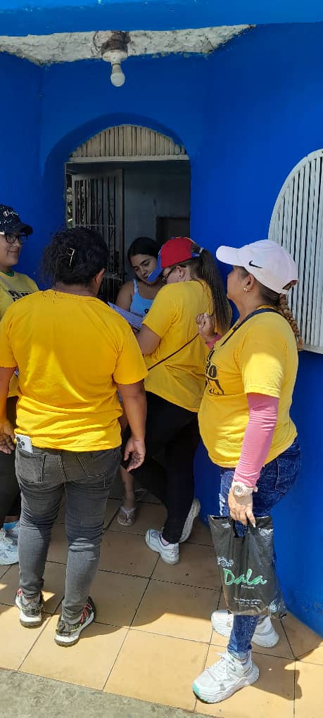 PJCuaUrdaneta's tweet photo. Casa x Casa  en el Barrio Bolívar Mume en #Urdaneta #Miranda construyendo la maquinaria invencible que nos llevará al triunfo con @MariaCorinaYA el #28DeJulio  @Pr1meroJusticia @PJ_EdoMiranda @ActivismoPJ @PjConcejales @PJFamiliarNac #600K #PJ24AñosconVzla https://t.co/q0lYPLhHg7