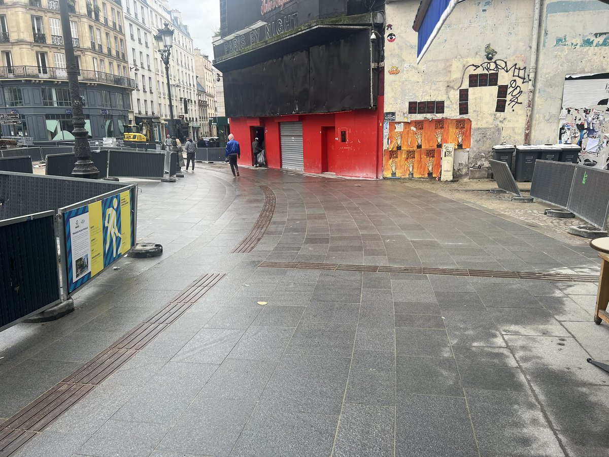 Les travaux place Pigalle avancent ! On peut y découvrir le large trottoir traversant au niveau de la rue Duperré. #paris9 #placepigalle