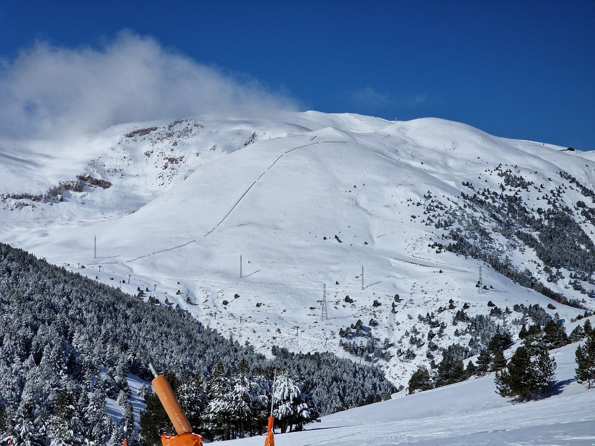MeteoGasso's tweet image. Brutalíssim com està @SnowLaMolina i Alp2500! Nevada de la temporada i dels últims anys, des del Glòria! ❄️⛷️🍰 #powderday