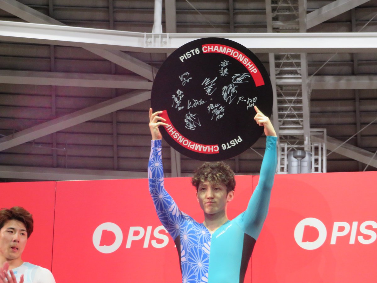 AOKEIstadium's tweet photo. 【＃ＰＩＳＴ６】　＃山根将太が冷静に差して優勝「保田君の番手に入れて展開が向きました」
残り２周で仕掛けた保田浩輔の番手に追い上げる形でＶ差しを決めた。「二度三度と後ろ見て誰も来ていないと自分を落ち着かせた。本当に嬉しい。 https://t.co/Cv0mS1h8sw