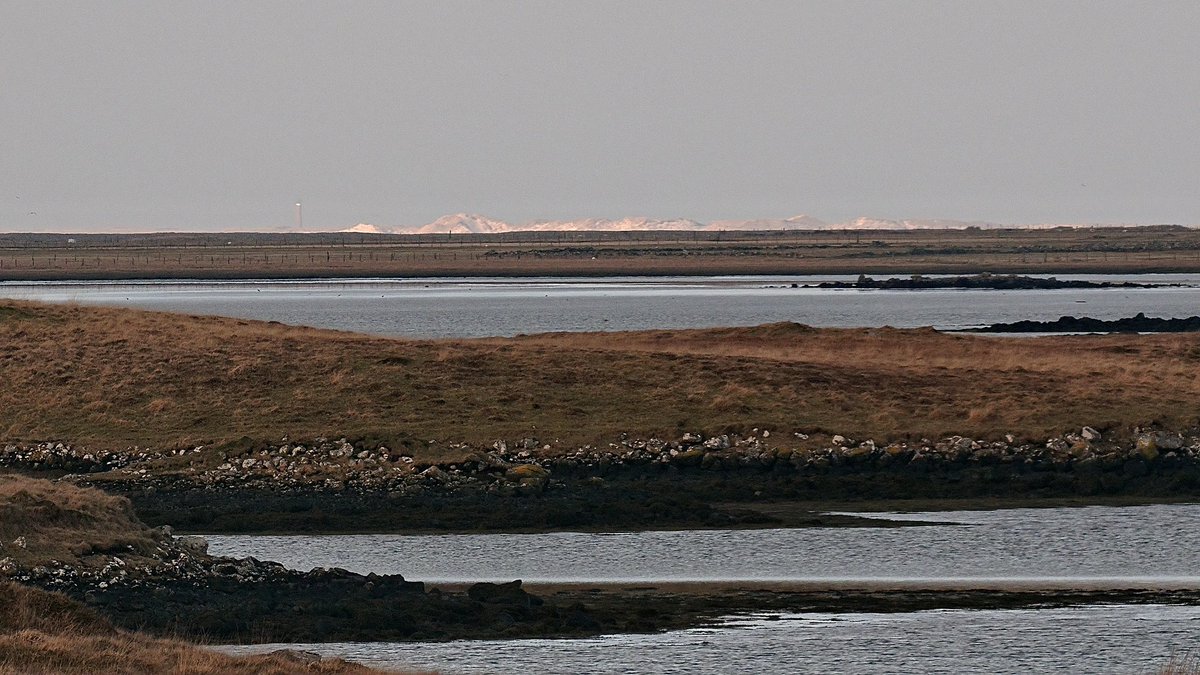 gm7vec's tweet photo. An image this morning from my cottage window using the Dwarf2.
 Zoom in on the horizon you can see the sand dunes of Balashare and the Monach Isle Lighthouse which is about 14 miles away. This is due to cold air denser than warm air, and therefore has a higher refractive index https://t.co/2flOHmr295