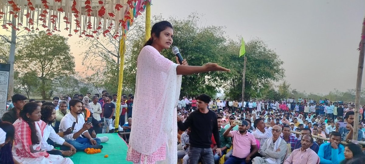 BabyMahato20's tweet photo. दाव पर सब कुछ लगा है, रूक नहीं सकते।
टूट सकते है मगर झुक नहीं सकते।।
जोहार ❤️🙏
@motivational 
@NariShaktiIndia 
@smritiirani 
@Tigerjairam 
@DevendraNathMa9 
@motivational https://t.co/J9n7HknrMr