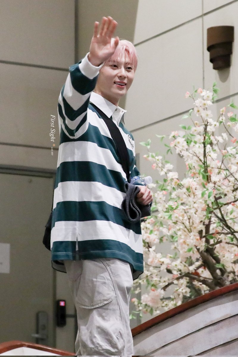 240310
🦊🫸🏻🫷🏻🍑
#HWANGMINHYUN #MINHYUN 
#황민현 #민현