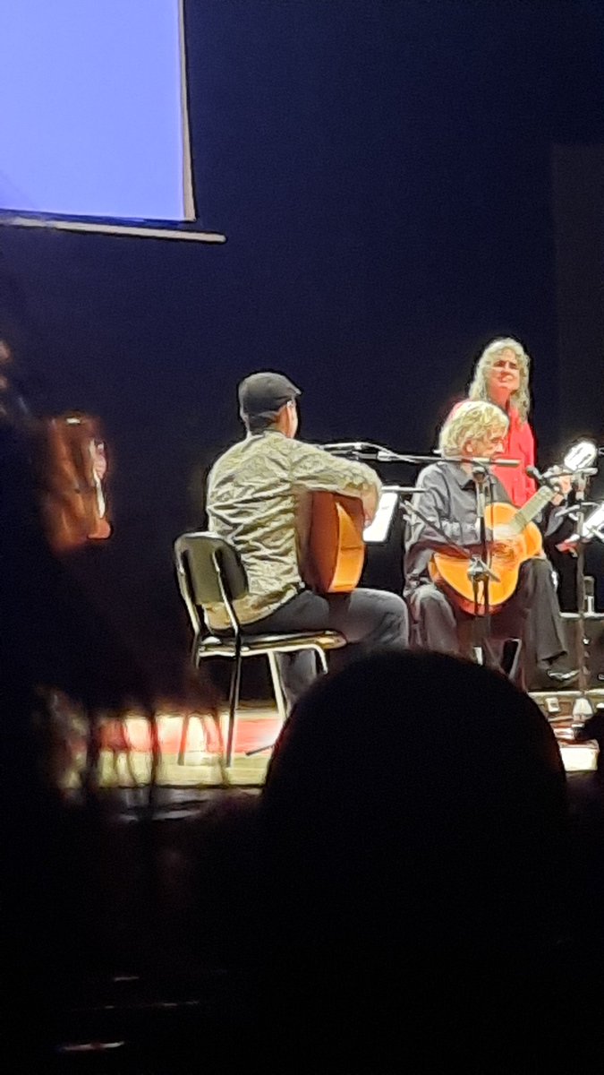 jambrina_'s tweet photo. Anoche estuve en el concierto de Paco Ibáñez en Salamanca. Con casi 90 años nos emocionó, nos divirtió, nos hizo disfrutar y nos recordó que "nos queda la palabra" frente a tanta mentira y simulacro. A mí también me trasladó a los años 70, cuando empecé a escuchar sus canciones. https://t.co/S4w5iogLL2