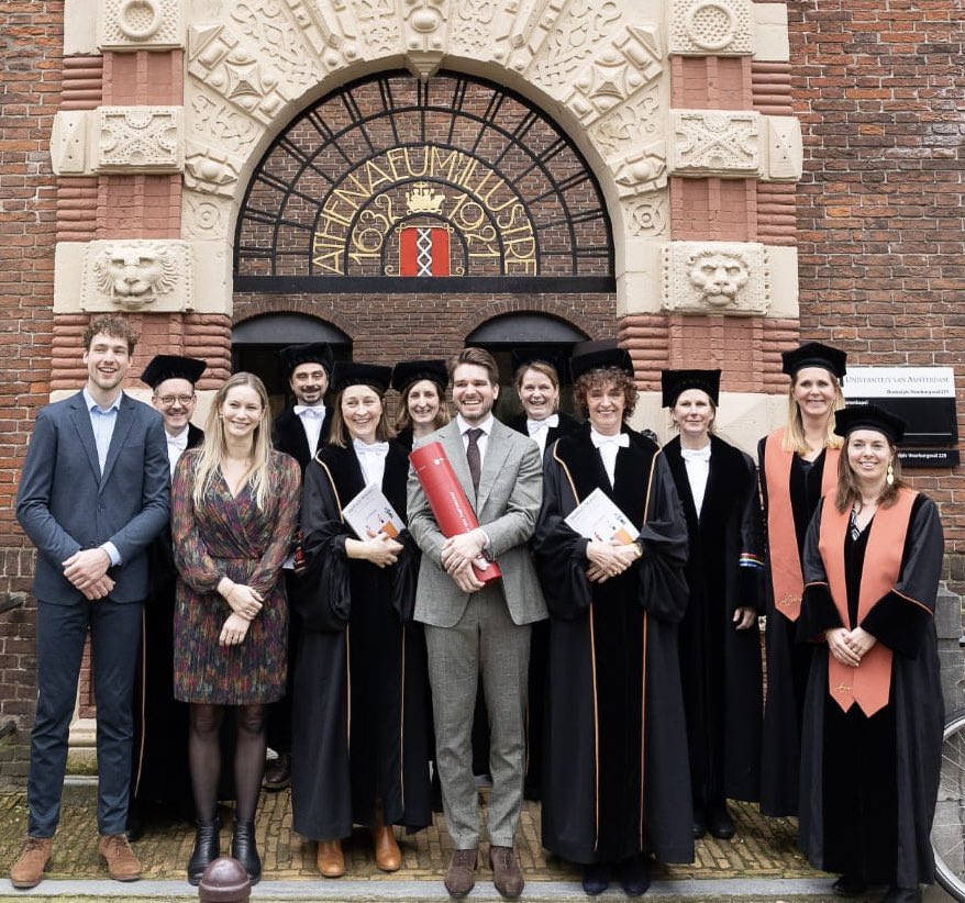 Great photo of the PhD defense of @TimVerbeij. Many thanks to the chair @Smedith and opponents: @estherrozendaal, Ellen Hamaker, @theoaraujo, Susanne Baumgarter, Jochen Peter & @LoesKeijsers Paranymphs @Amber_vanderWal and @teun_siebers. 🤩