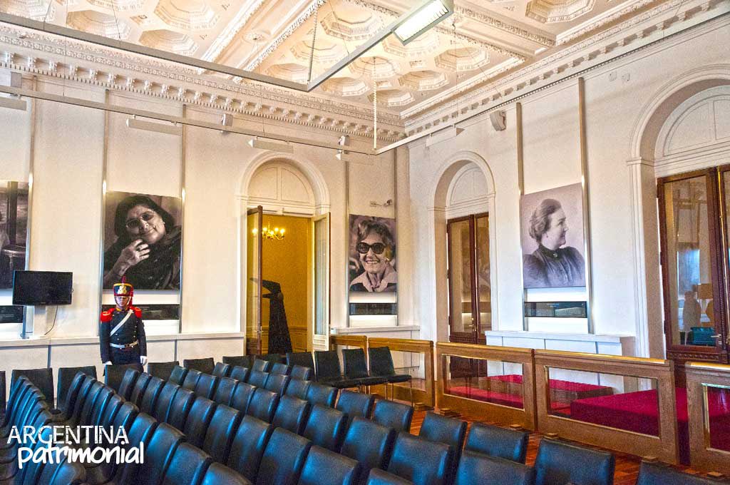 comm_argentine's tweet photo. Le 8 mars, alors que les femmes s'apprêtaient à manifester, le porte-parole présidentiel a annoncé que le Salon des Femmes Argentines du Bicentenaire, situé dans le palais du gouvernement, sera rebaptisé Salon des Héros. Avec cette nouvelle provocation… (suivre le fil) https://t.co/anjI88JNKK