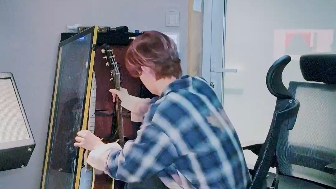 PR0DHEE's tweet photo. him before getting the guitar ㅠㅠ https://t.co/eCSRLKehQa