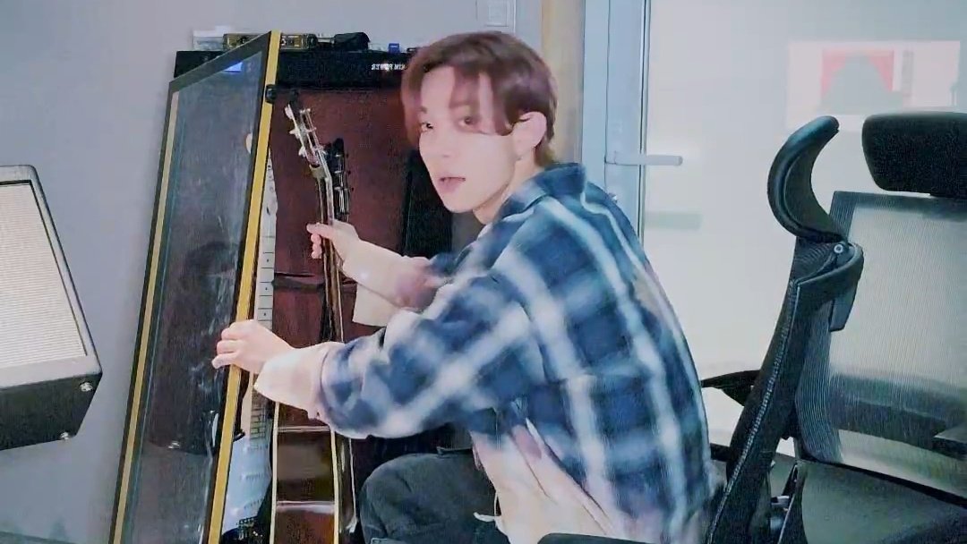 PR0DHEE's tweet photo. him before getting the guitar ㅠㅠ https://t.co/eCSRLKehQa