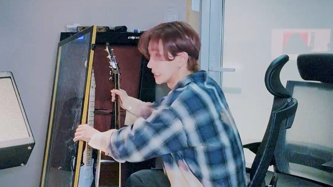 PR0DHEE's tweet photo. him before getting the guitar ㅠㅠ https://t.co/eCSRLKehQa