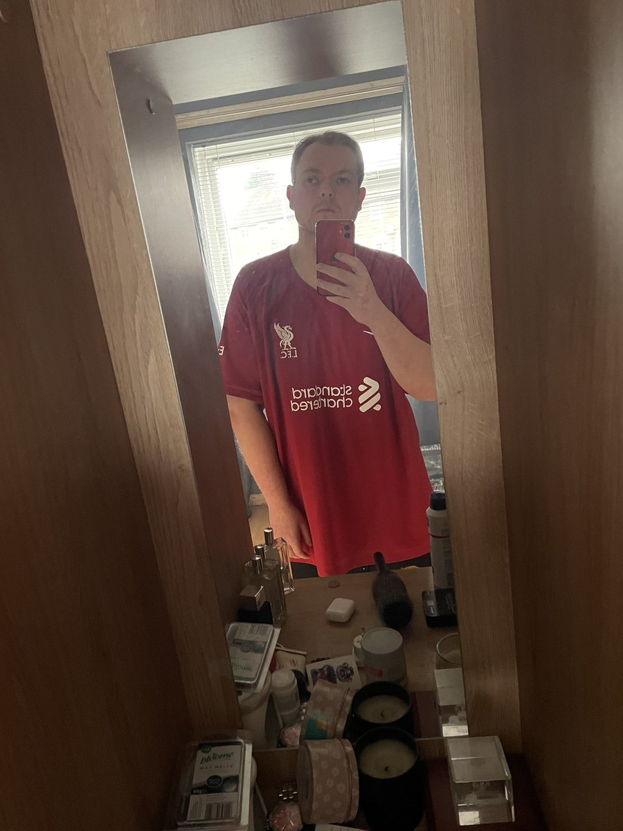 RawboneJames's tweet photo. Massive game today come on Liverpool 🔴🔴🔴🔴 #LFC #YNWA #LFCFamily https://t.co/S04TZ2YF6e